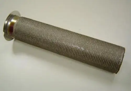 Remeha Brenner mit sechs Gliedern, zylindrischer Form und oberer Metallkante, auf heller Unterlage.